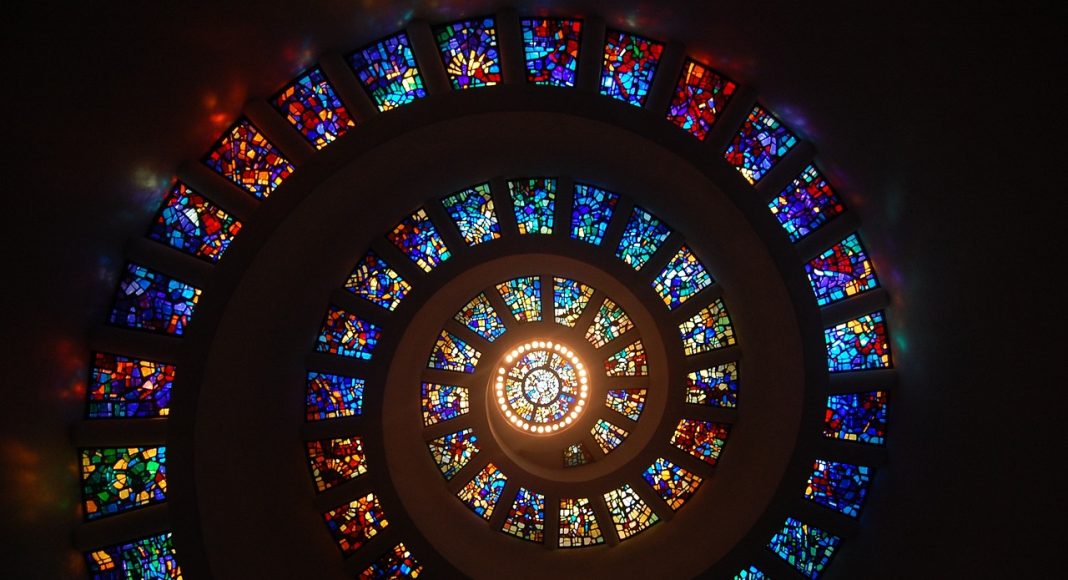 Иллюзия. Витраж. Спираль. Картинка из фотобанка Иллюзия. Витраж. Спираль. Картинка из фотобанка