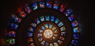 Иллюзия. Витраж. Спираль. Картинка из фотобанка