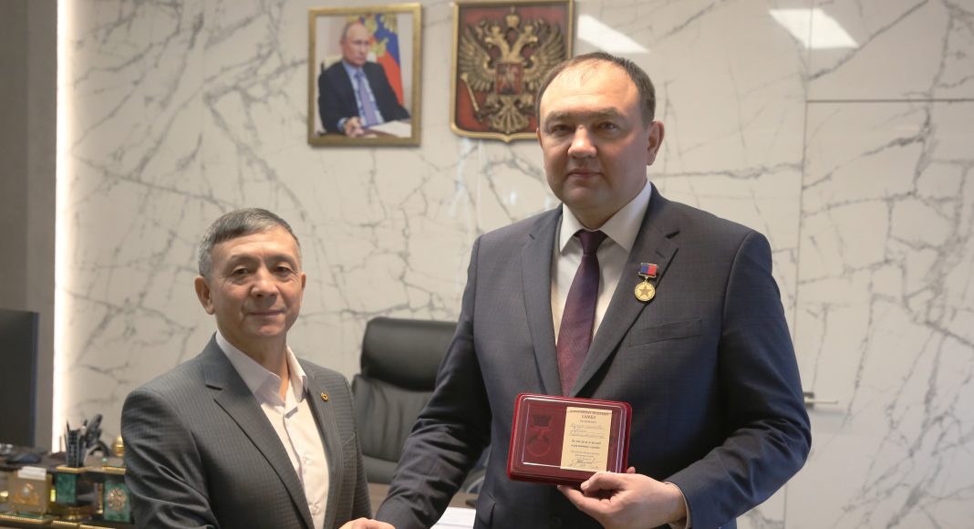 Виктор Таскараков и Сергей Канзычаков. Фото компании СУЭК