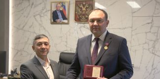 Виктор Таскараков и Сергей Канзычаков. Фото компании СУЭК