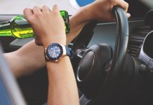 Алкоголь. Водитель. Пьяная езда. Вождение в нетрезвом виде. Картинка из фотобанка