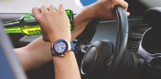 Алкоголь. Водитель. Пьяная езда. Вождение в нетрезвом виде. Картинка из фотобанка