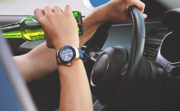 Алкоголь. Водитель. Пьяная езда. Вождение в нетрезвом виде. Картинка из фотобанка