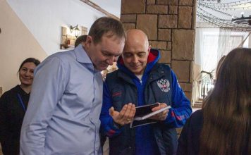 Тактическая победа Сокола: почему оппонентам необходимо менять правила игры Денис Кабанов и Сергей Сокол. Фото из социальных сетей