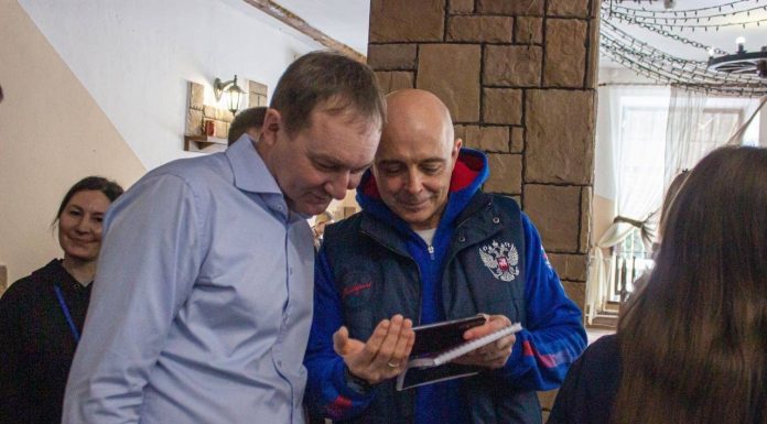 Тактическая победа Сокола: почему оппонентам необходимо менять правила игры Денис Кабанов и Сергей Сокол. Фото из социальных сетей
