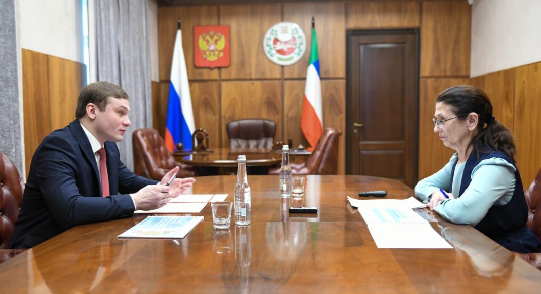 Валентин Коновалов и Татьяна Раменская. Фото пресс-службы главы Хакасии