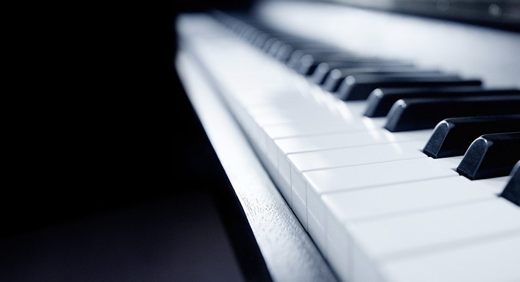 Фортепиано. Музыка. Изображение из фотобанка