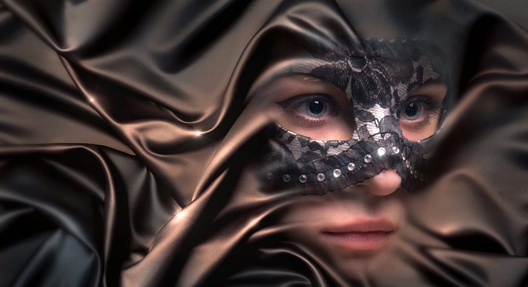 Маска. Женщина. Изображение из фотобанка