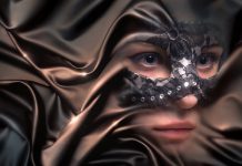 Маска. Женщина. Изображение из фотобанка