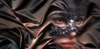 Маска. Женщина. Изображение из фотобанка