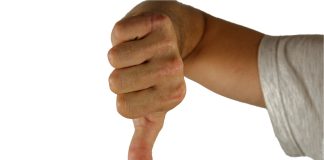 Палец вниз. Порицание. Отрицательная оценка. Изображение из фотобанка