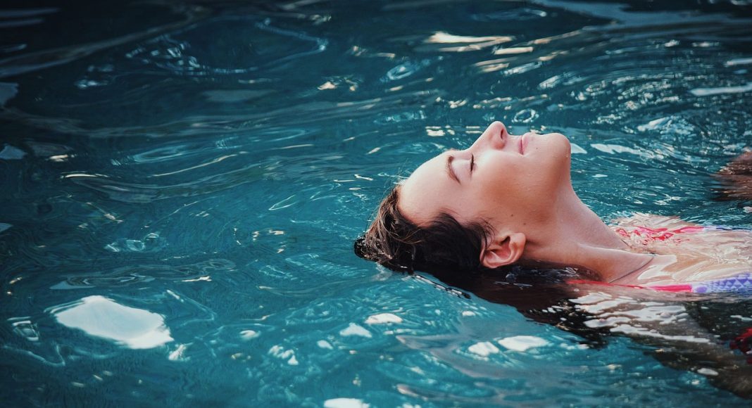 Отдых. Бассеин. Вода. Изображение из фотобанка