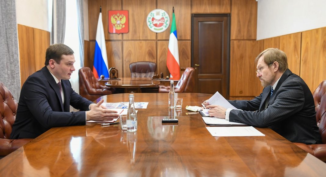 Валентин Коновалов и Сергей Кочан. Фото предоставлено пресс-службой главы РХ