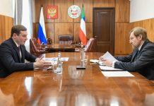 Валентин Коновалов и Сергей Кочан. Фото предоставлено пресс-службой главы РХ