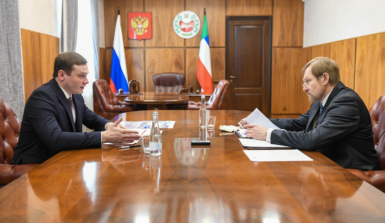 Валентин Коновалов и Сергей Кочан. Фото предоставлено пресс-службой главы РХ