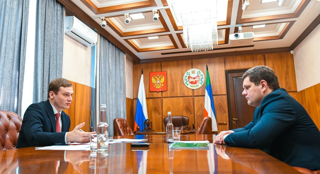 Валентин Коновалов и Владимир Лебедев. Фото предоставлено пресс-службой главы РХ