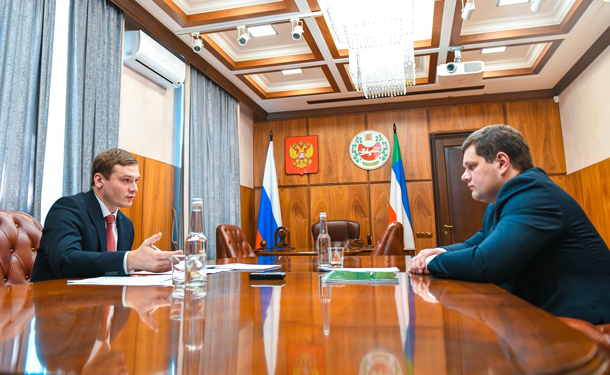 Валентин Коновалов и Владимир Лебедев. Фото предоставлено пресс-службой главы РХ