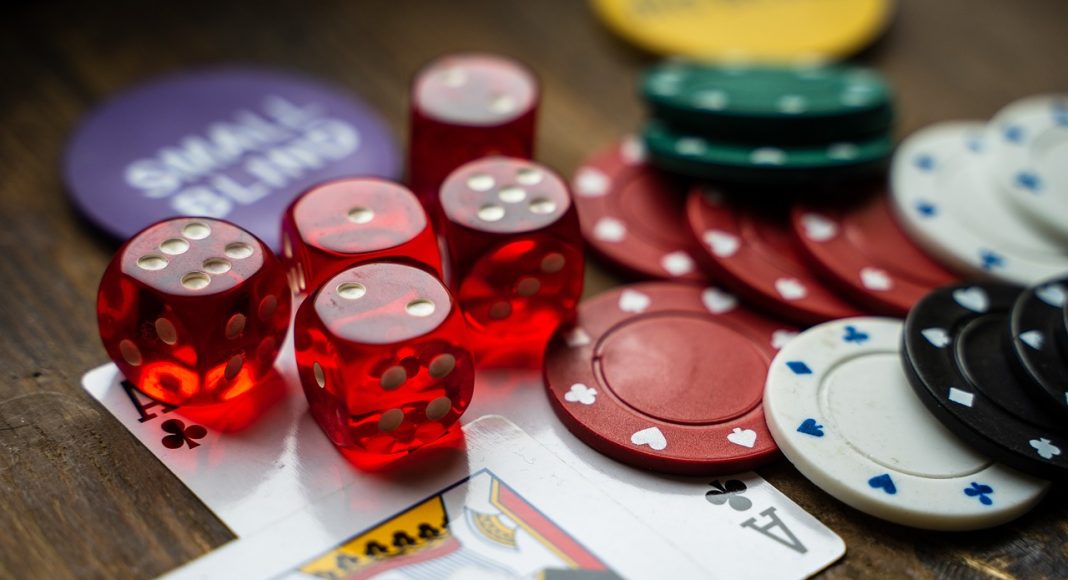 Азартные игры. Кости. Карты. Рулетка. Изображение из фотобанка