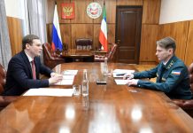 Валентин Коновалов и Олег Матвиенко. Фото пресс-службы главы Хакасии