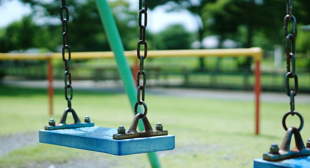 Качели. Изображение из фотобанка