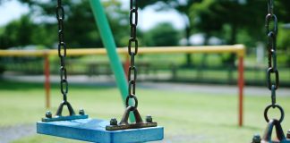 Качели. Изображение из фотобанка