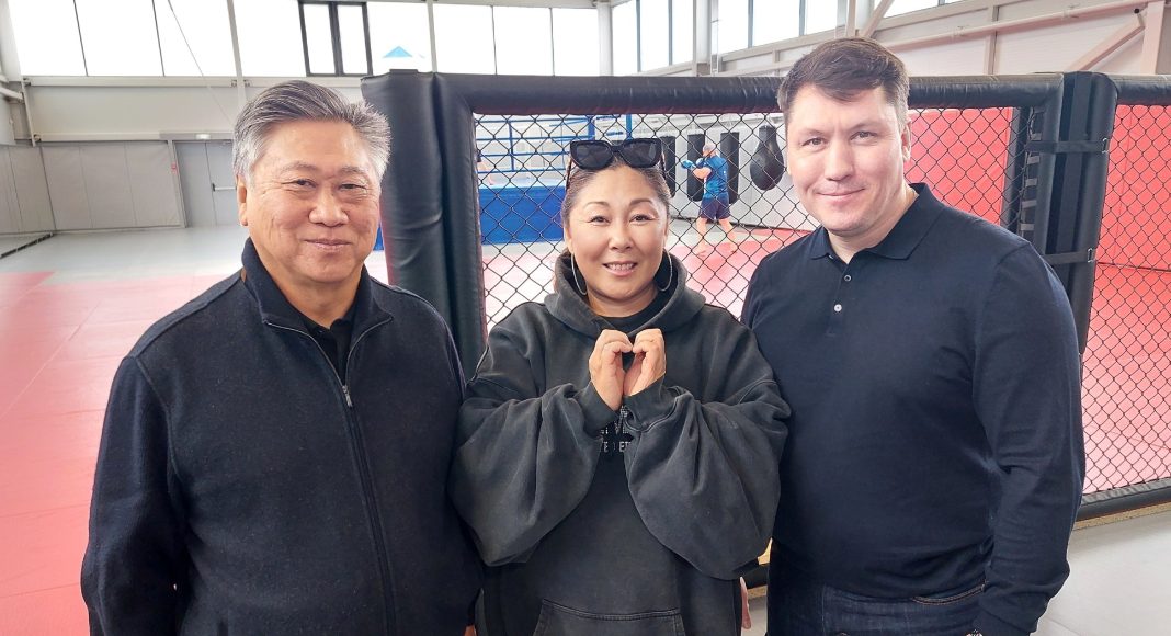 Сергей Цой, Анита Цой, Евгений Молодняков. Фото со страницы социальной сети главы Саяногорска