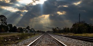 Железная дорога. Изображение из фотобанка