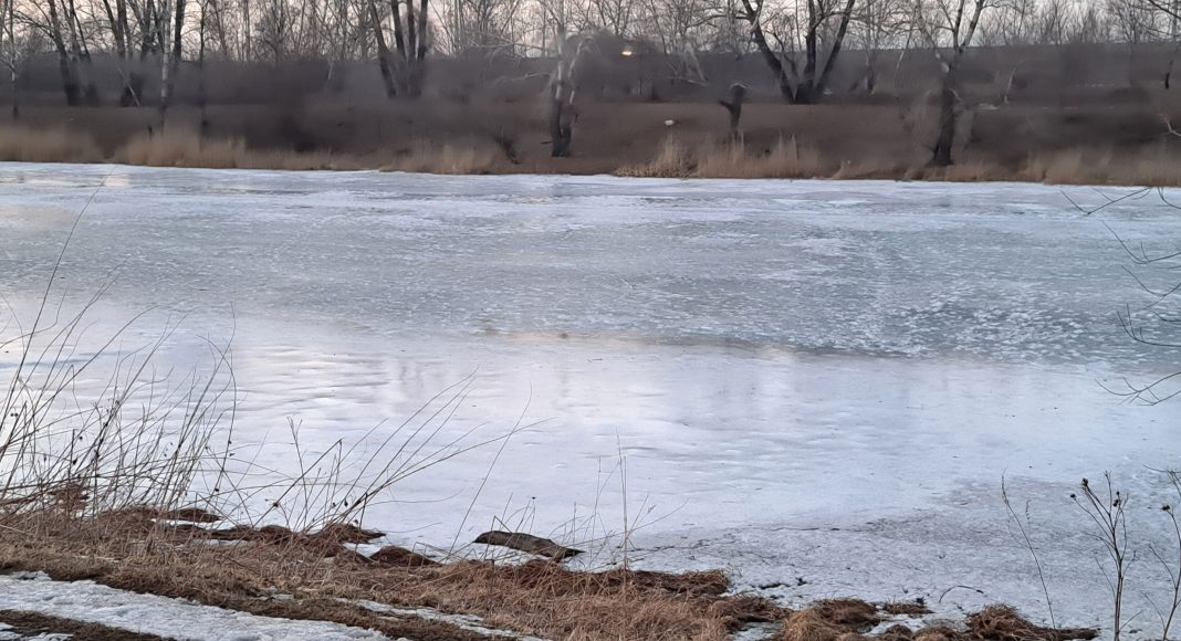Тонкий лёд. Фото предоставлено пресс-службой Управление по ГО, ЧС и ПБ Республики Хакасия Тонкий лёд. Фото предоставлено пресс-службой Управление по ГО, ЧС и ПБ Республики Хакасия