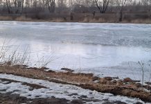 Тонкий лёд. Фото предоставлено пресс-службой Управление по ГО, ЧС и ПБ Республики Хакасия