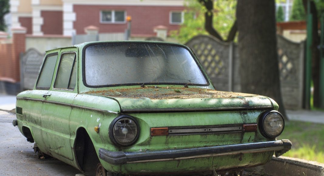 Старый автомобиль. Автохлам. Изображение из фотобанка