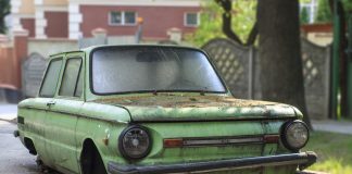 Старый автомобиль. Автохлам. Изображение из фотобанка