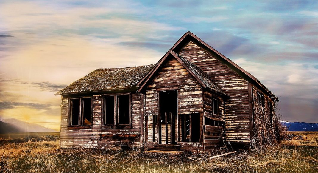 Заброшенный дом. Изображение из фотобанка