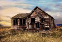 Заброшенный дом. Изображение из фотобанка