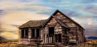 Заброшенный дом. Изображение из фотобанка