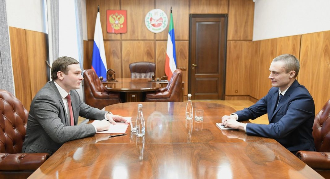 Валентин Коновалов и Дмитрий Левченко. Фото пресс-службы главы РХ