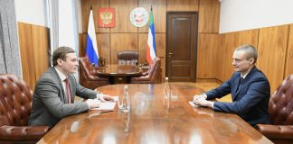 Валентин Коновалов и Дмитрий Левченко. Фото пресс-службы главы РХ