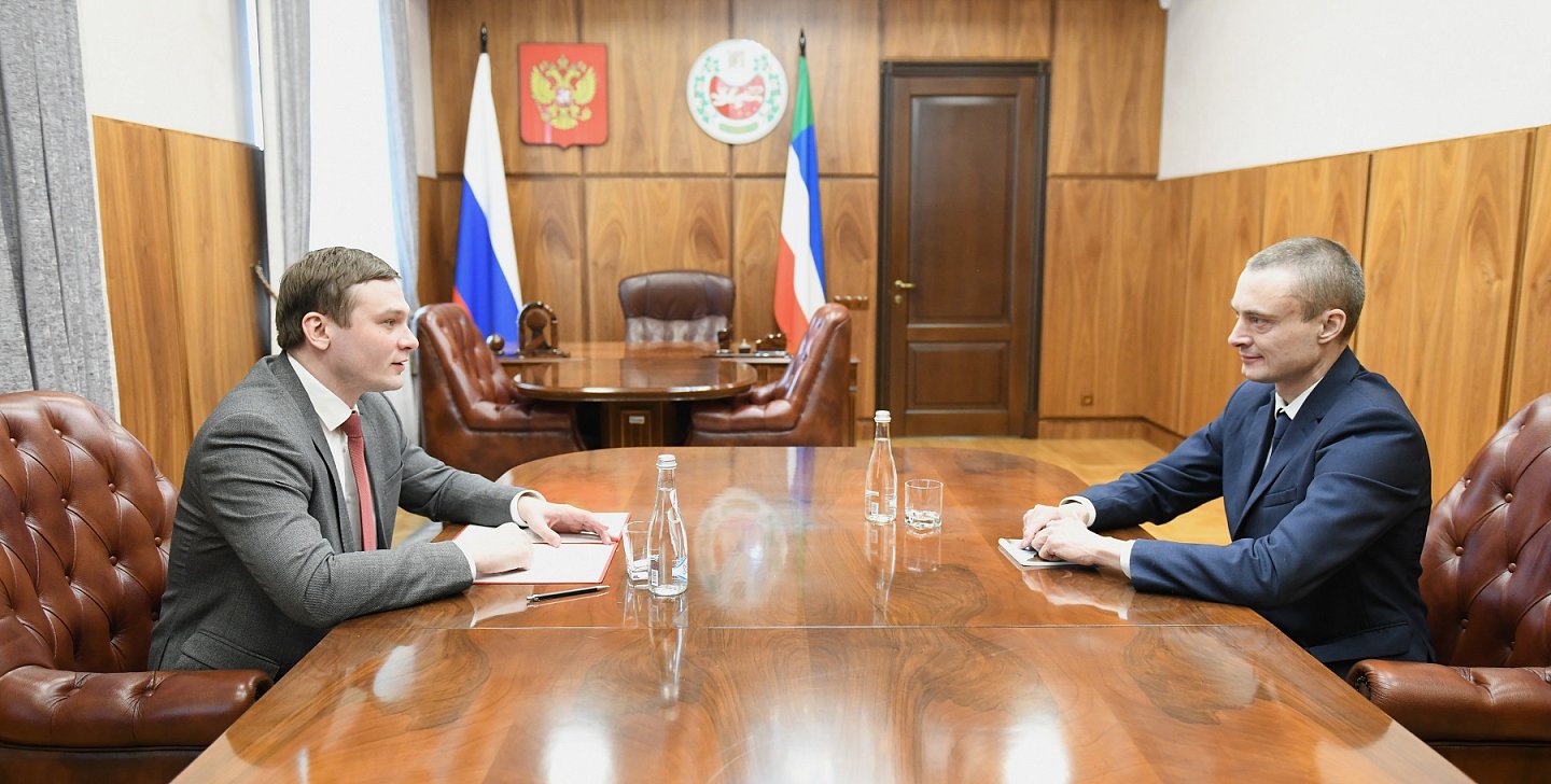 Валентин Коновалов и Дмитрий Левченко. Фото пресс-службы главы РХ