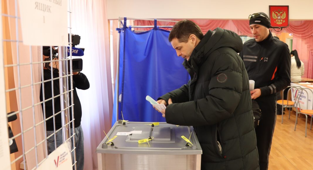 Алексей Лемин голосует. Фото предоставлено пресс-службой Администрации Абакана Алексей Лемин голосует. Фото предоставлено пресс-службой Администрации Абакана