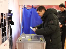 Алексей Лемин голосует. Фото предоставлено пресс-службой Администрации Абакана