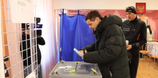 Алексей Лемин голосует. Фото предоставлено пресс-службой Администрации Абакана