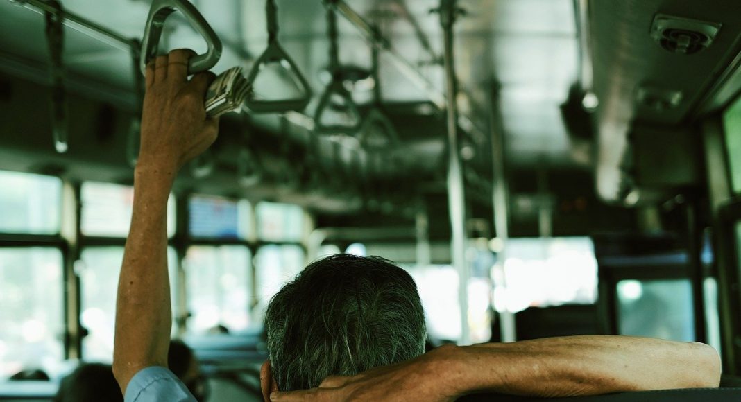 Автобус. Изображение из фотобанка