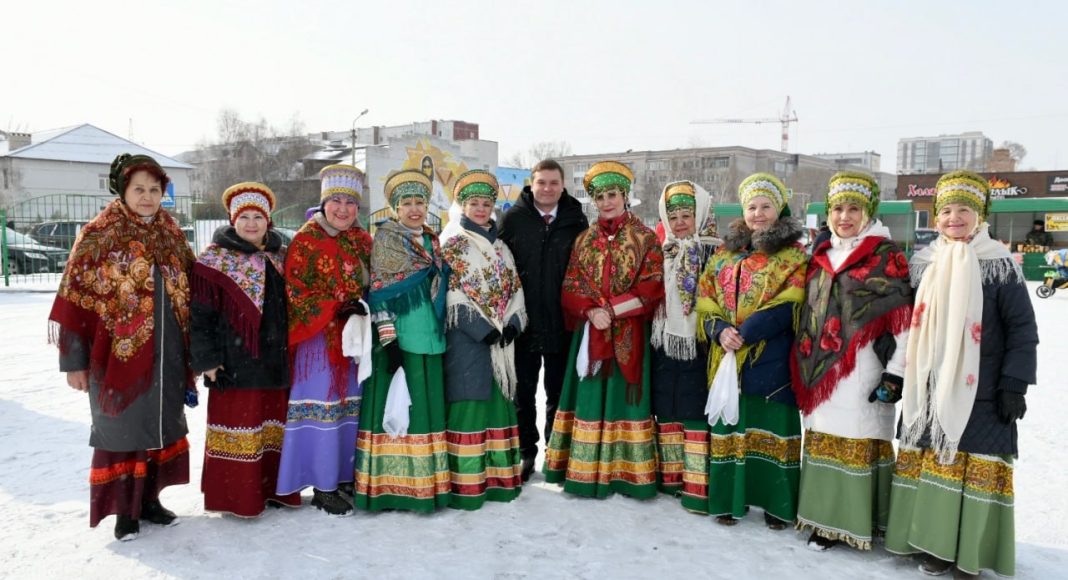 Валентин Коновалов на рынке. Фото со страницы социальной сети главы Хакасии