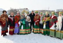 Валентин Коновалов на рынке. Фото со страницы социальной сети главы Хакасии