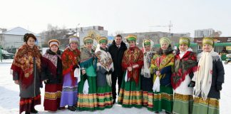 Валентин Коновалов на рынке. Фото со страницы социальной сети главы Хакасии