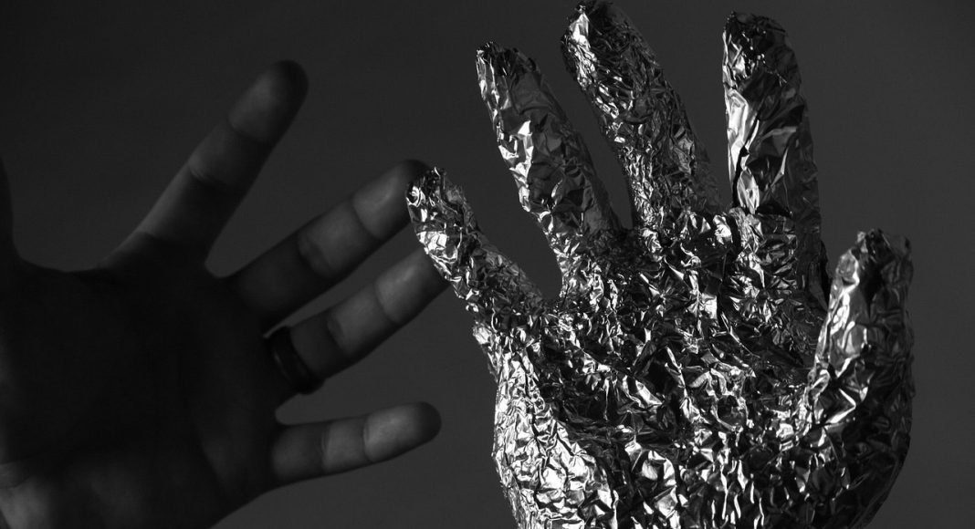 Руки. Алюминий. Изображение из фотобанка