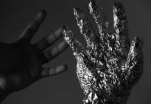 Руки. Алюминий. Изображение из фотобанка