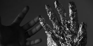 Руки. Алюминий. Изображение из фотобанка