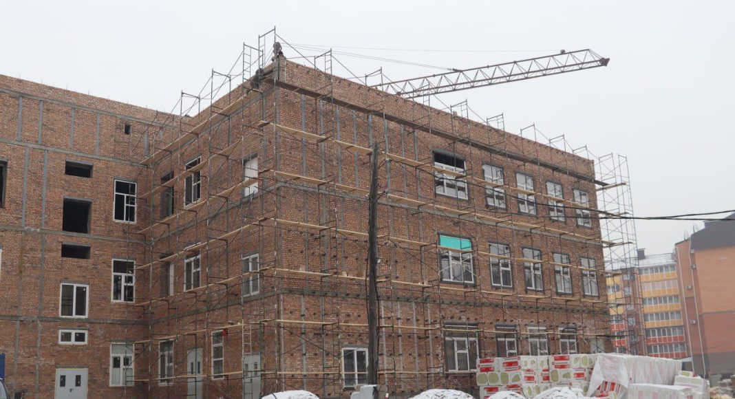 Строительство школы. Фото: Н.А. Данина. Представлено на страницах А.Лемина Строительство школы. Фото: Н.А. Данина. Представлено на страницах А.Лемина