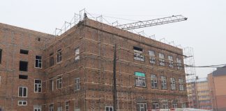 Строительство школы. Фото: Н.А. Данина. Представлено на страницах А.Лемина