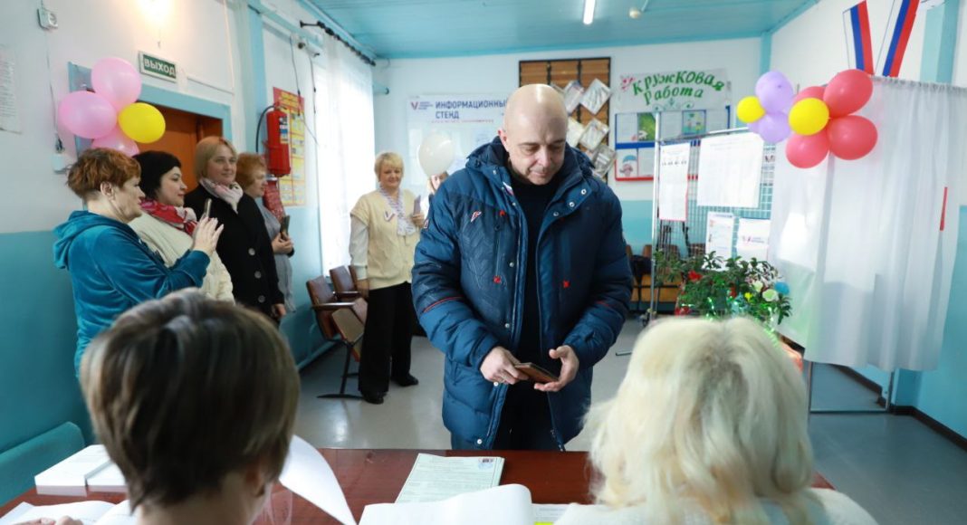 Сергей Сокол голосует. Фото из социальной сети